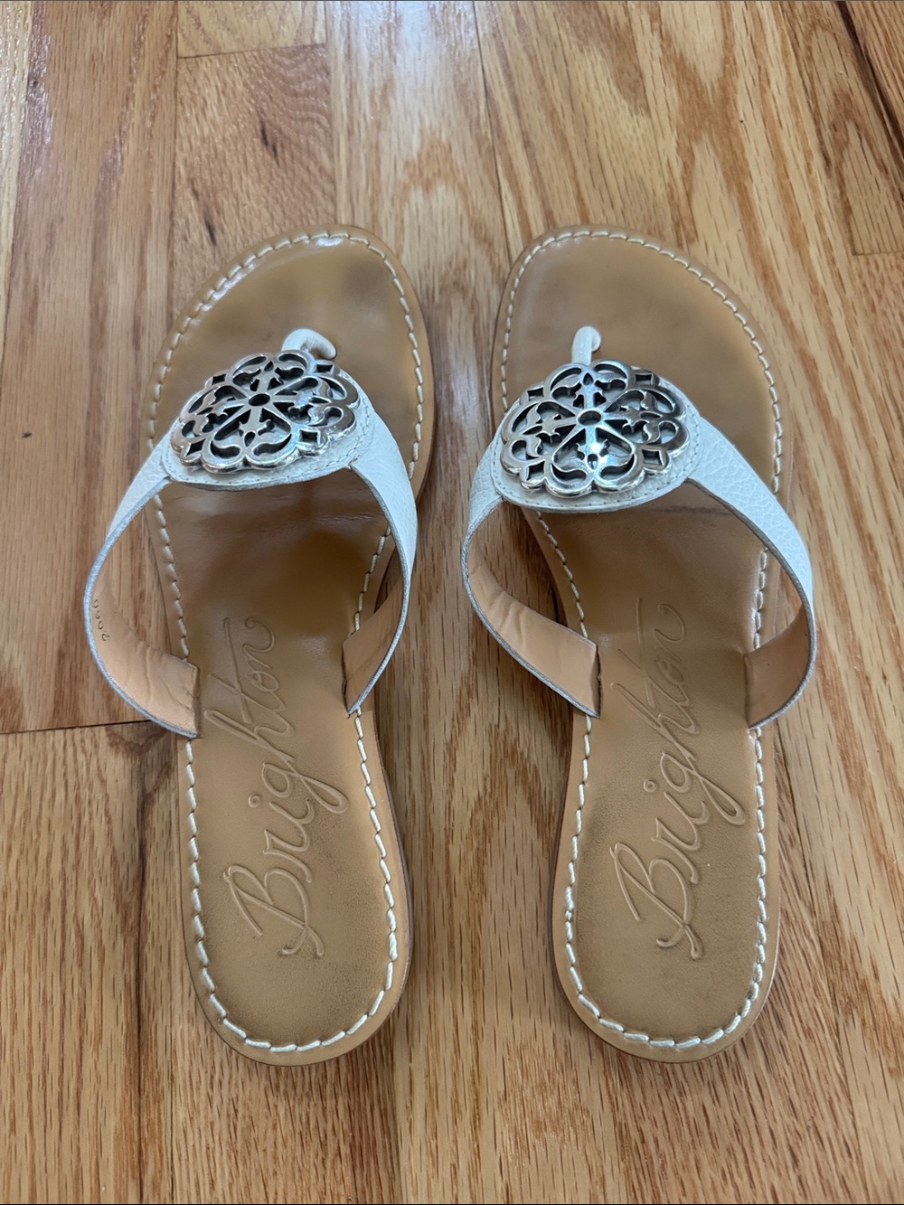 Brighton Alice White Thong Sandals with Silver Filigree Medallion, size 7 - Picture 3 of 6